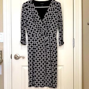 WHBM Geometric print dress. 3/4 sleeve with button detail. Size 2
